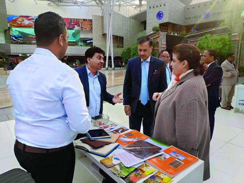 الشيخة هالة البدر تستمع لشرح حول رحلات القطارات الفاخرة