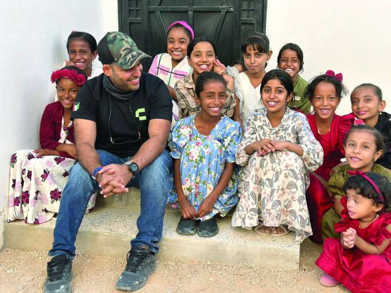 


عمر العثمان مع أطفال مدينة «تريم» في حضرموت 