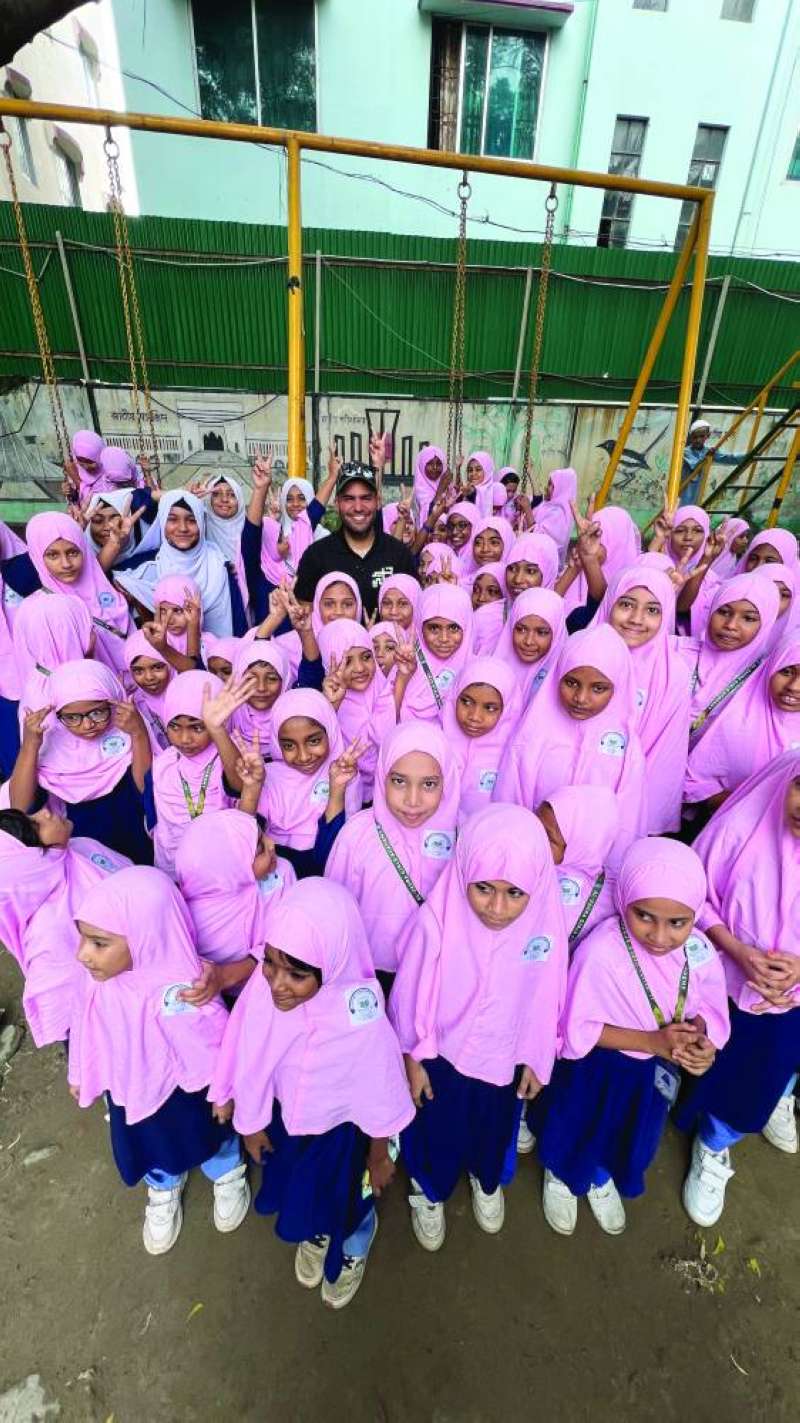 


... ومع أطفال مدرسة الزهراء للبنات في العاصمة البنغلاديشية دكا 