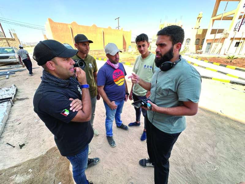 


مدير الإنتاج يوسف الأنصاري يشرح لفريق العمل خطة سير التصوير 