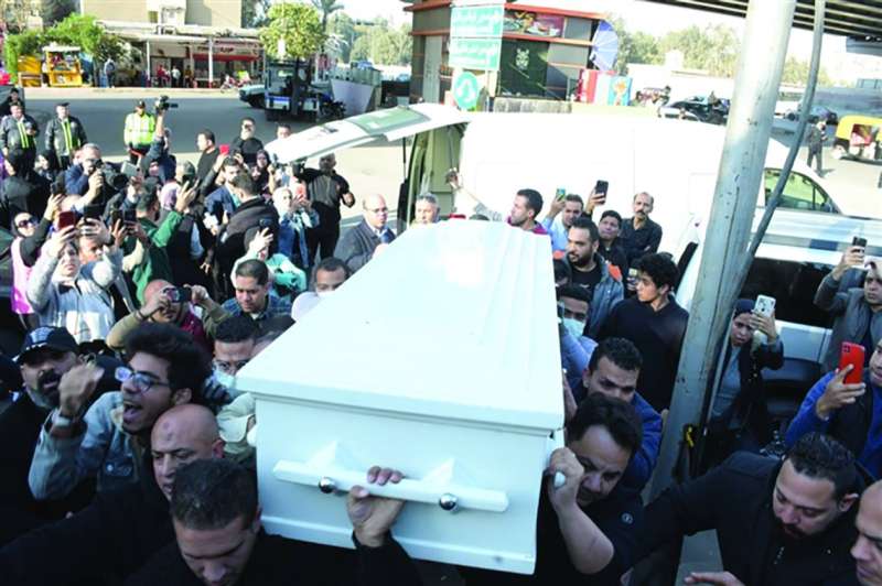 نجل حلمي بكر يحمل نعش والده