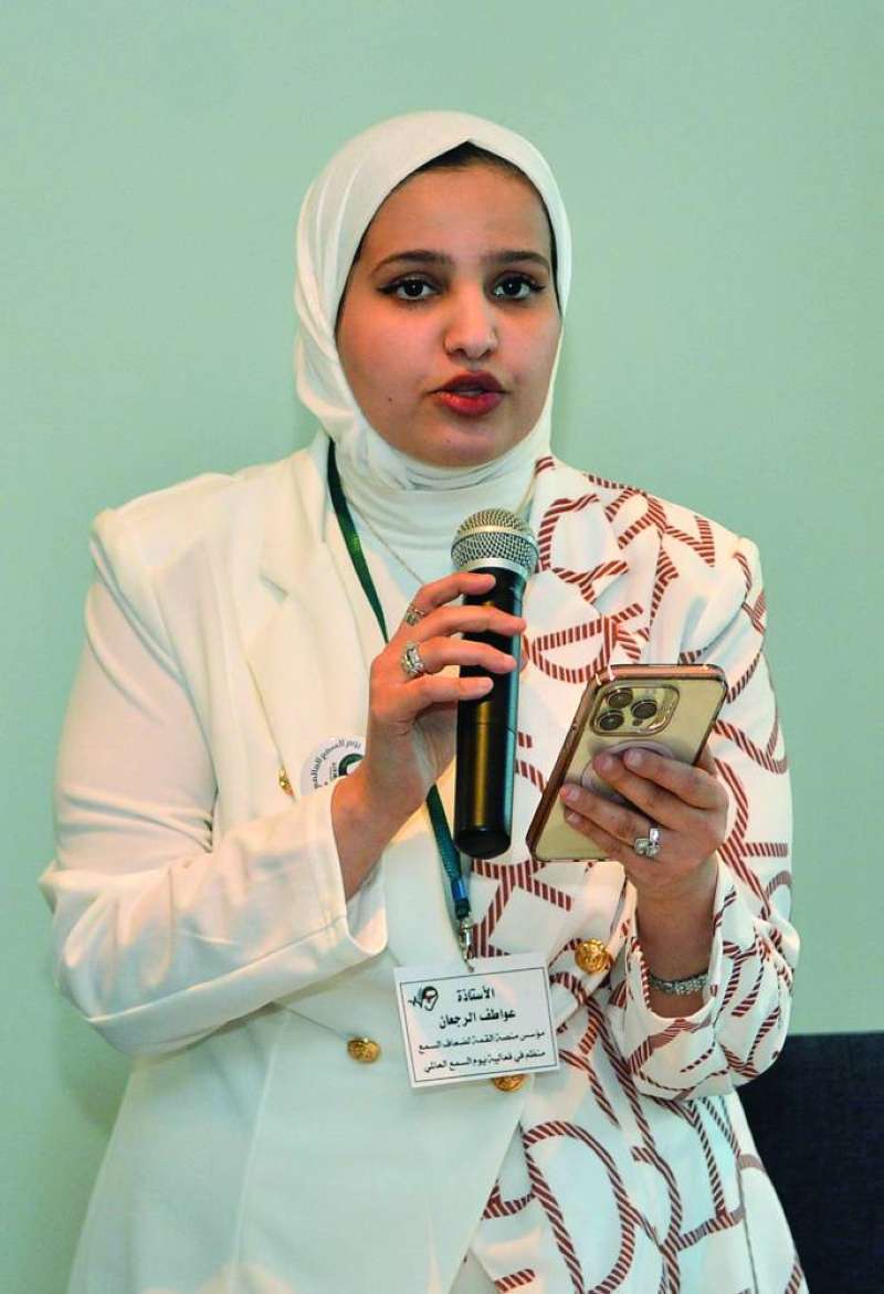 


عواطف الرجعان             (تصوير سعود سالم) 