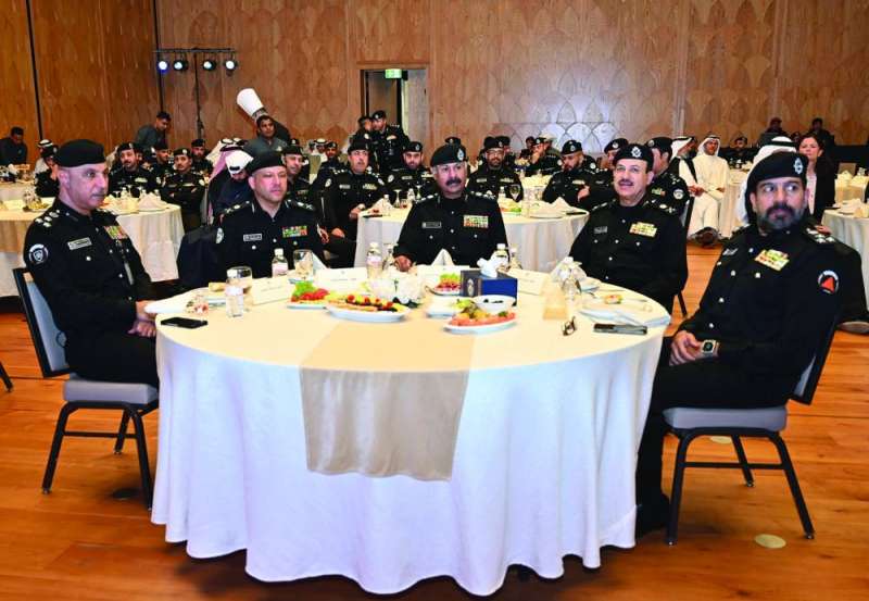 الفريق النواف يتوسط قيادات الوزارة في مقدم الحضور