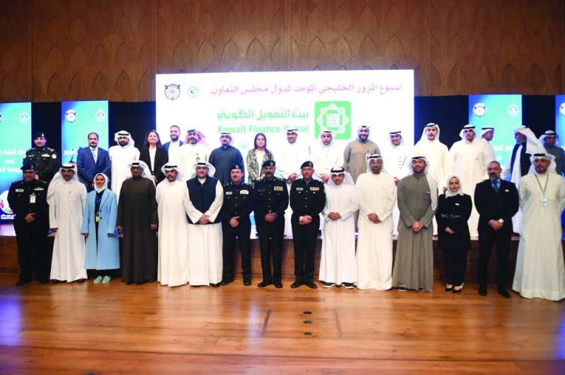 5 الفريق النواف يتوسط ممثلي الجهات المكرمة