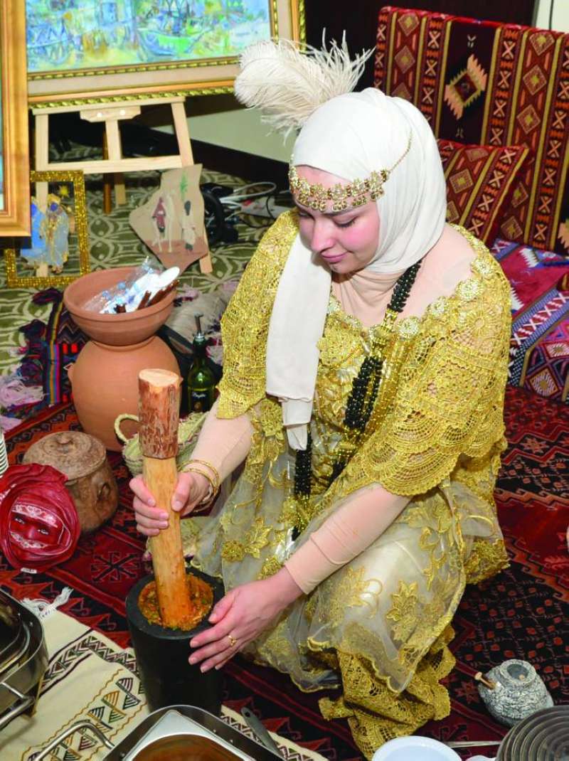 سيدة تعد نوعاً من الأكلات الجزائرية