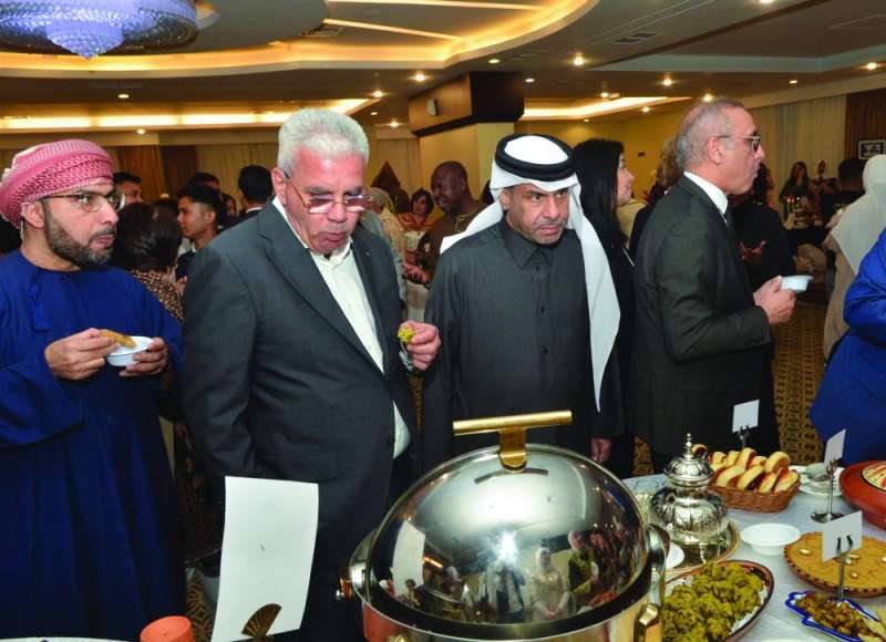 سفراء عمان وفلسطين وقطر في جولة على الأطباق المعروضة