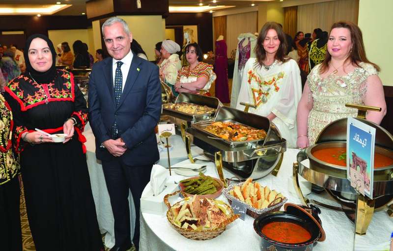 السفير نورالدين مريم وعدد من السيدات في صالون فن الطبخ الجزائري (تصوير سعود سالم)