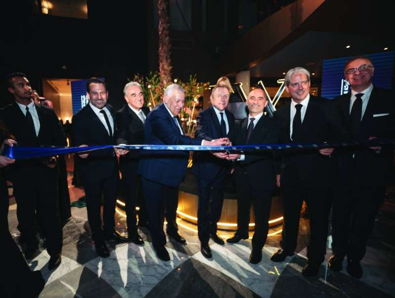 لقطة جماعية لقص شريط الافتتاح 