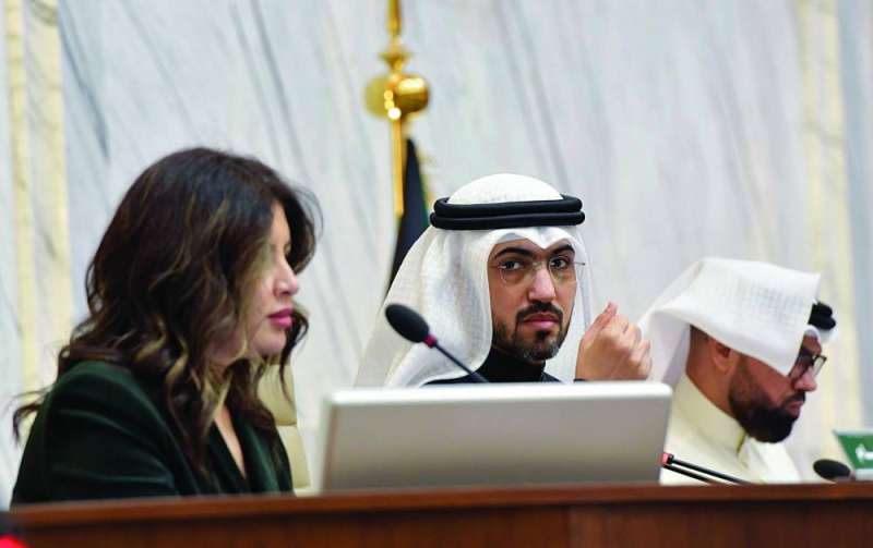 


خالد المطيري يترأس جلسة المجلس البلدي وإلى جانبه منال العصفور 