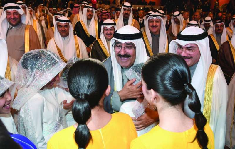 


صاحب السمو محتضناً إحدى الزهرات خلال وفود العديد منهن للسلام على سموه 