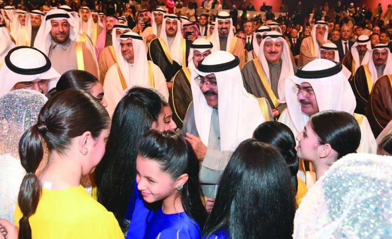 


سموه مع عدد من الزهرات 