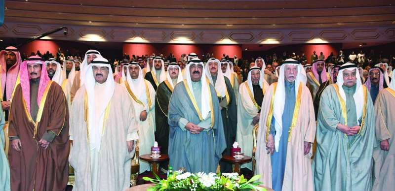 


صاحب السمو وكبار الشيوخ والمسؤولين والحضور خلال عزف السلام الوطني 