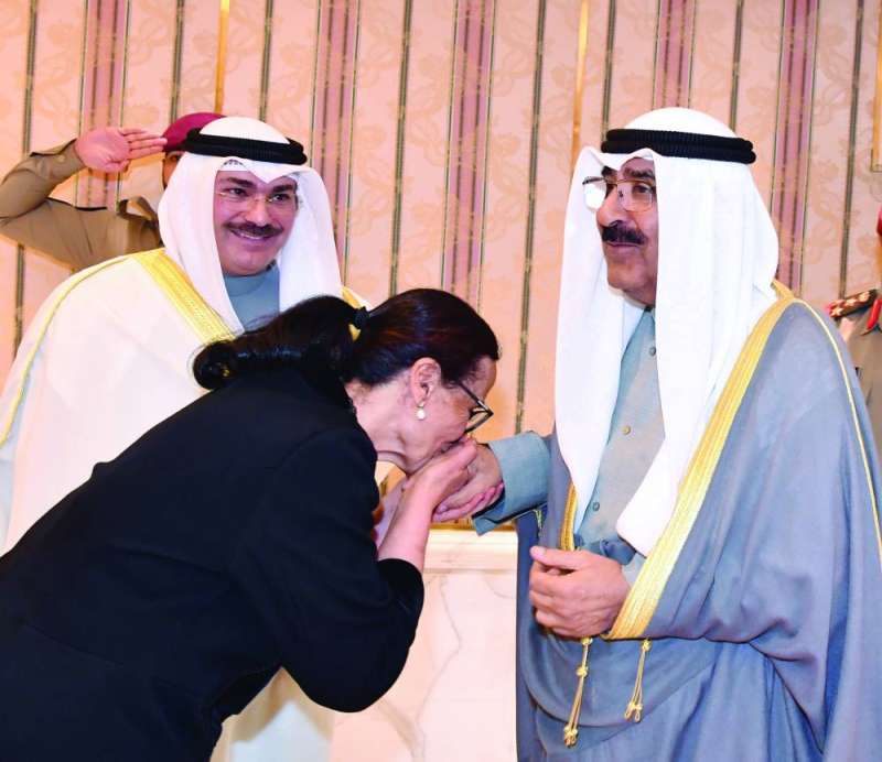 


الشيخة أمثال الأحمد مقبلة يد صاحب السمو 