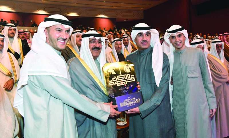 


سمو الأمير متلقياً هدية تذكارية بالمناسبة 