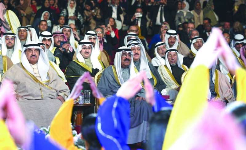 صاحب السمو يتابع والحضور الأوبريت 