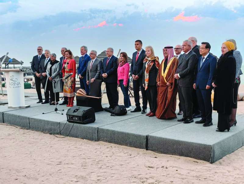 السفيرة الفرنسية مُتوسّطة السفراء والديبلوماسيين في صورة جماعية