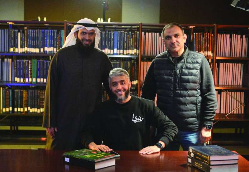 


الكندري متوسطاً يسري والأنصاري 	 (تصوير سعود سالم) 