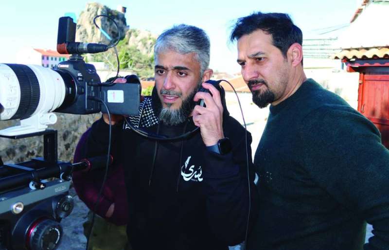 


الكندري يطّلع على التصوير مع مساعد المخرج

 