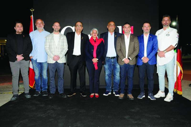 السفيرة مواني وأعضاء السفارة مع الشركاء في الفعالية 