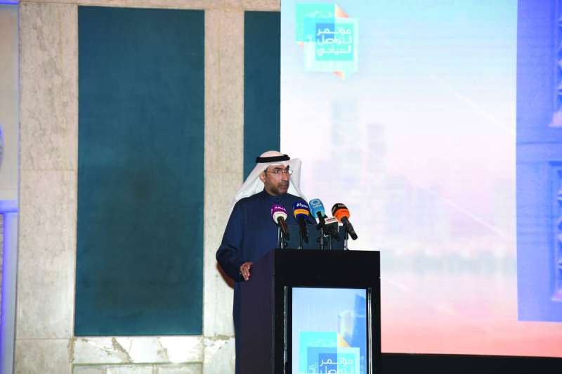 محيسن متحدثاً في مؤتمر التواصل السياحي 