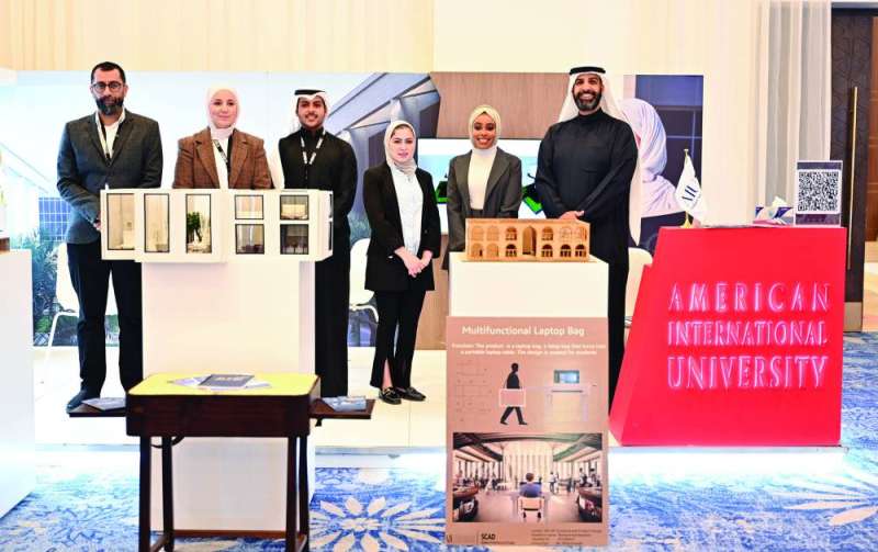 ممثلو AIU في المعرض	(تصوير أسعد عبدالله)