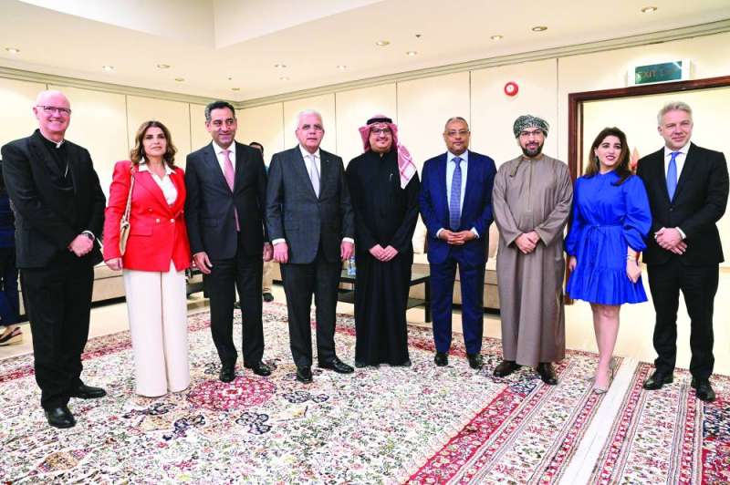 عرفة متوسطاً عدداً من السفراء والديبلوماسيين 	 (تصوير نايف العقلة) 