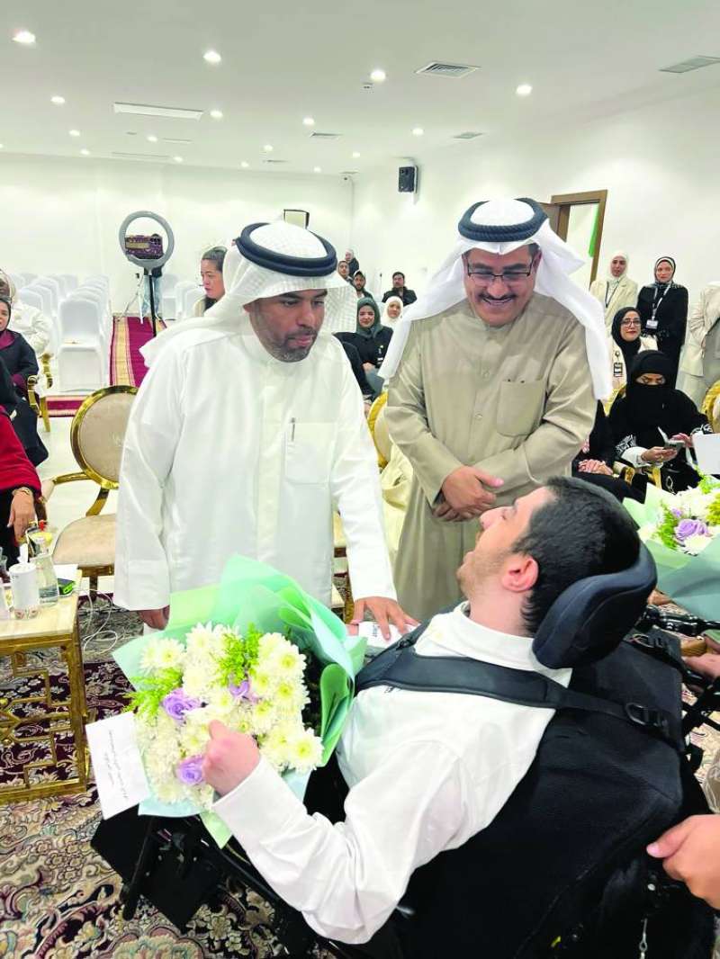 البداح يتحدث مع أحد الطلبة ذوي الإعاقة