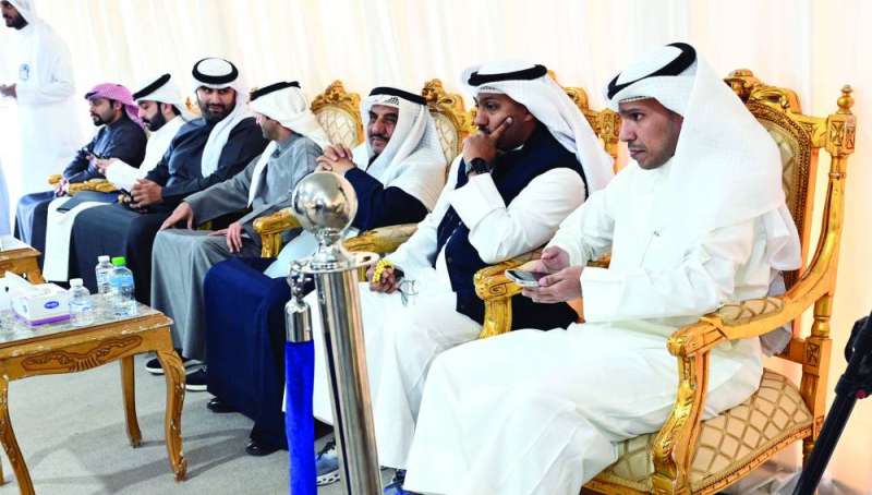 العليان مع عدد من المشاركين في الخيمة الإعلامية (تصوير نايف العقلة)