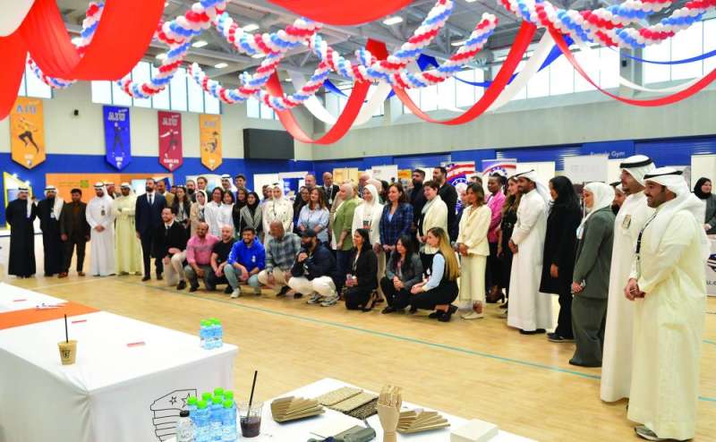 المشاركون في المعرض في لقطة جماعية	 (تصوير سعود سالم) 