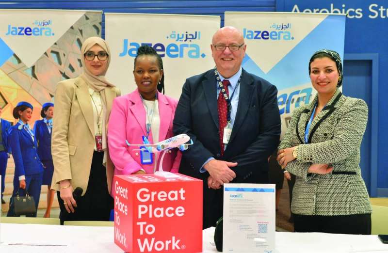 بشكو مع ممثلي «طيران الجزيرة» في جناحها بالمعرض 