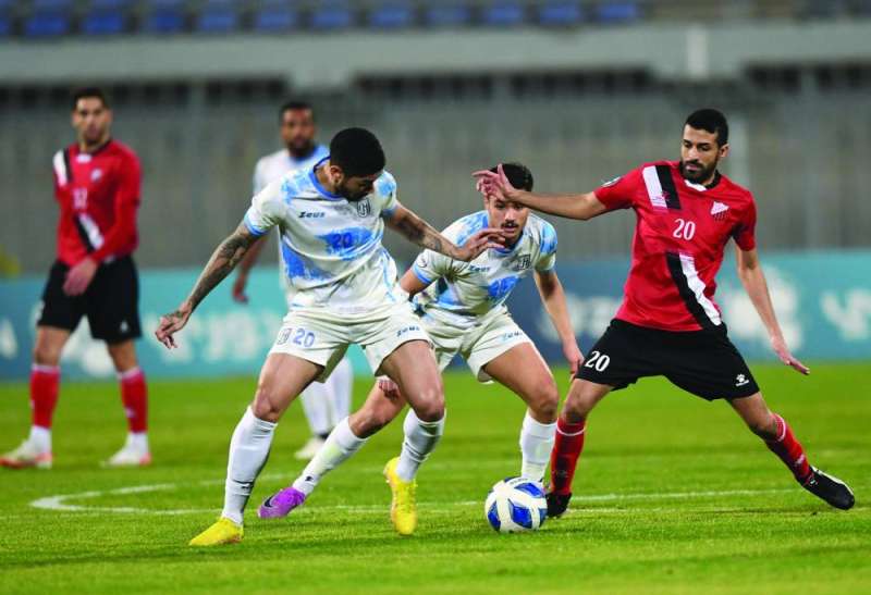 لاعب خيطان يعقوب الطراروة يحاول خطف الكرة من أمام محترف الجهراء ردريغو 