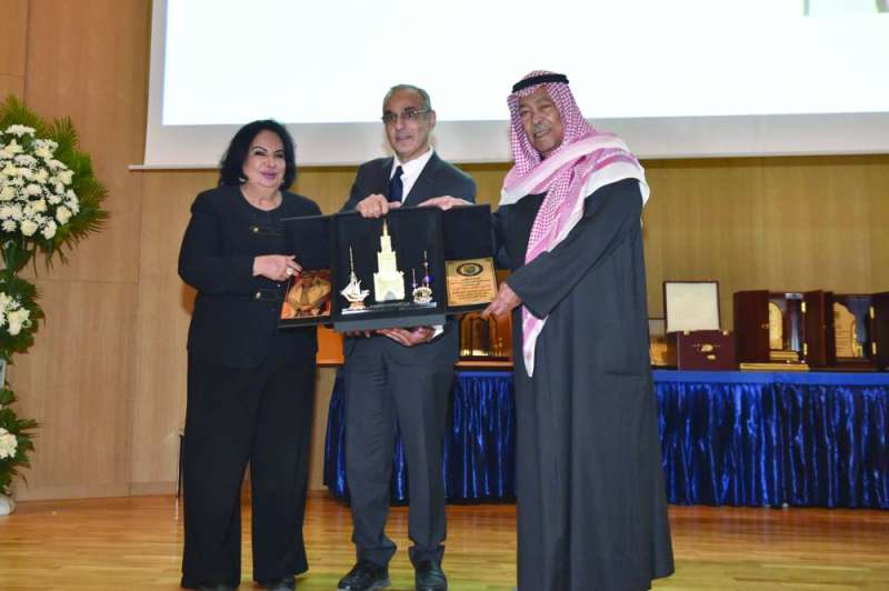 


نورية الرومي ومحمد الجسار يكرمان سعد الفرج 