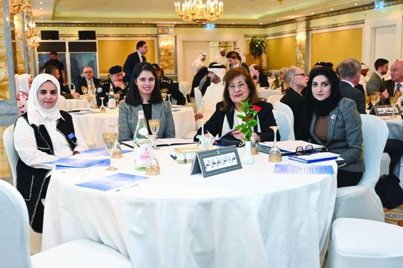 


 الفريح ومجلس إدارة الديوان	 (تصوير أسعد عبدالله) 