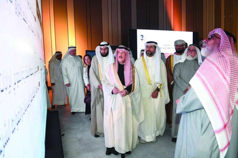 الوزير الغريب ومسؤولو «أمانة الأوقاف» خلال جولة بالمعرض المصاحب للملتقى 