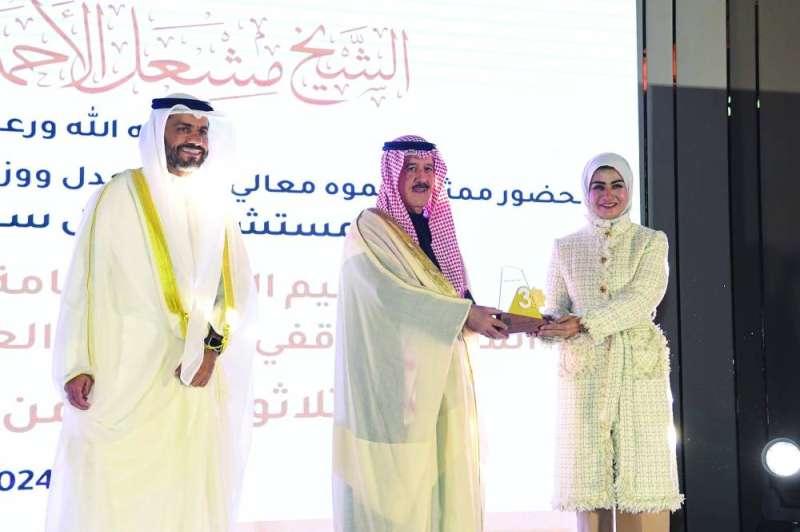 وزير الأوقاف مكرماً إحدى المشاركات 