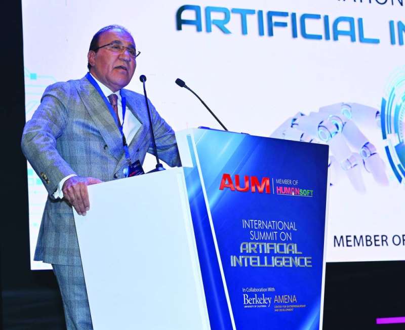 العثمان متحدثاً في افتتاح المؤتمر 