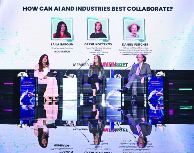 فليتشر وكاسي يتحدثان في الجلسة الافتتاحية بإدارة ليلي بارون