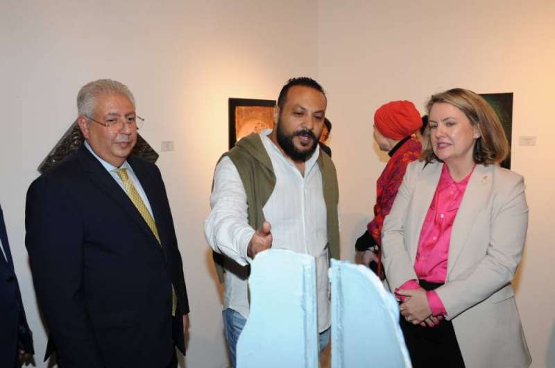 السفير شلتوت والسفيرة الأسترالية يستمعان لشرح حول إحدى المنحوتات