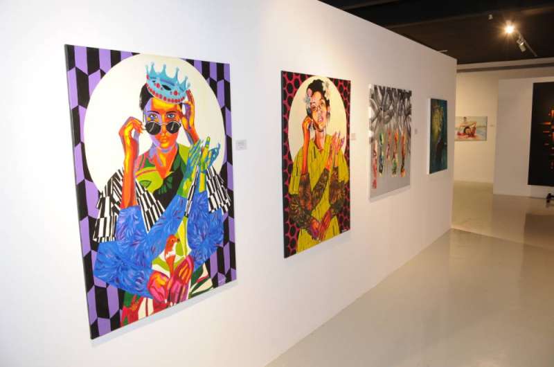 لوحات في المعرض