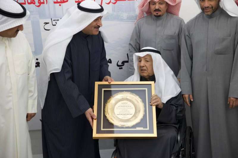 


وزير الصحة مكرّماً الغانم 