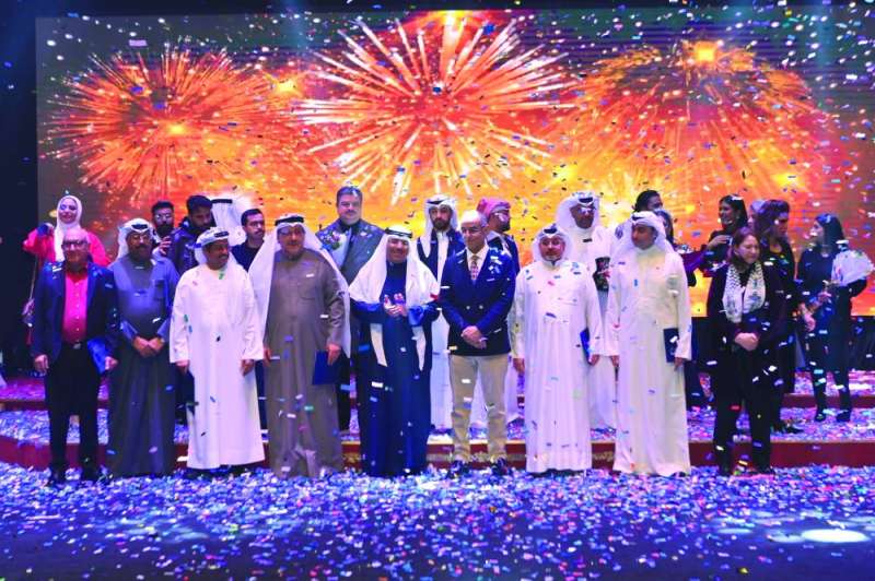 الجسار والزامل مع الفائزين في المهرجان 