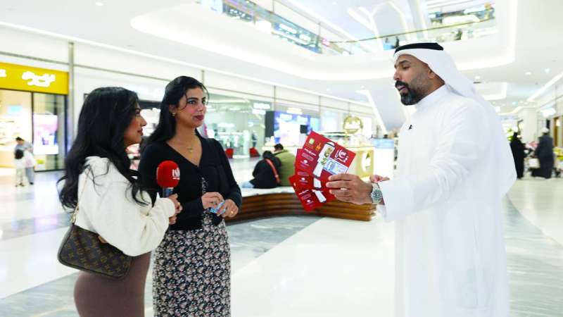 


النبهان مع متسابقتين 