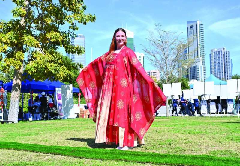 


 استعراض أحد الأزياء الصينية التقليدية	  (تصوير أسعد عبدالله ) 