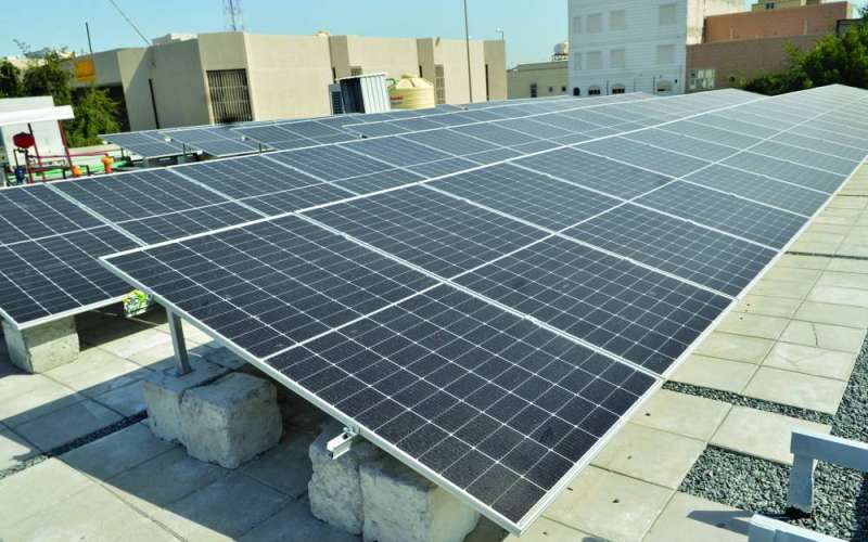 ألواح طاقة شمسية فوق سطح مكتب العارضية