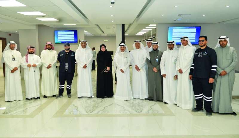 مسؤولو «الكهرباء» وموظفو المركز في لقطة جماعية