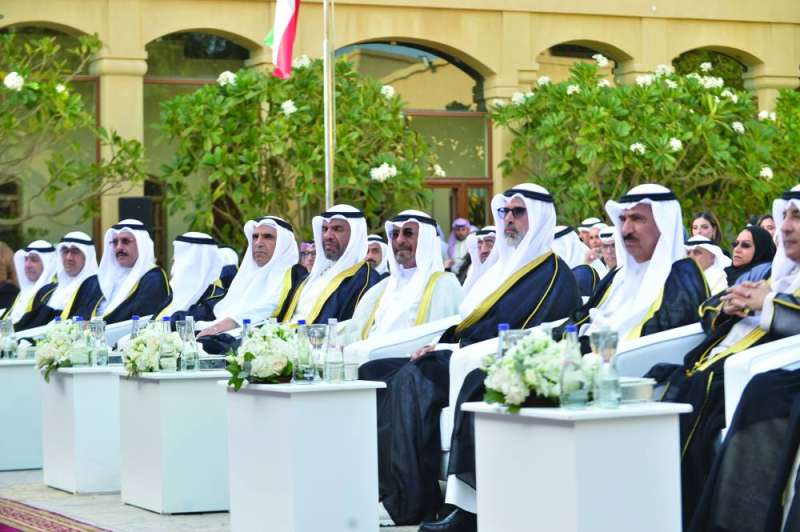 رئيس الوزراء يتوسط وزير الخارجية ونائبه وقياديي الوزارة خلال الحفل 