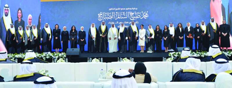 


رئيس الوزراء يتوسط وقياديو وزارة الخارجية الديبلوماسيين الجدد	 (تصوير سعود سالم) 