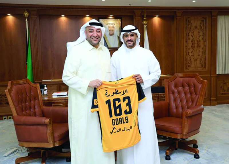 المطوع يهدي معرفي القميص التذكاري 