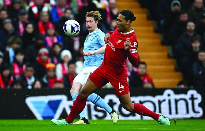 


صراع على الكرة بين فان دايك ودي بروين		    (أ ف ب) 