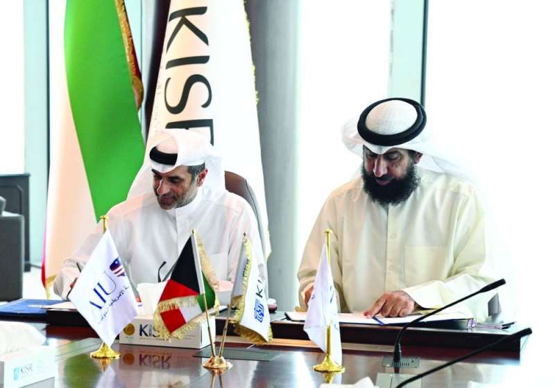 العتيبي والعوضي يوقعان الاتفاقية 	(تصوير سعود سالم) 